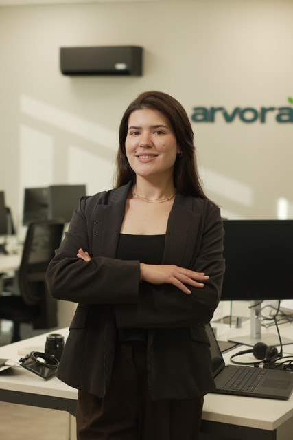 Assessora da Arvora em atendimento
