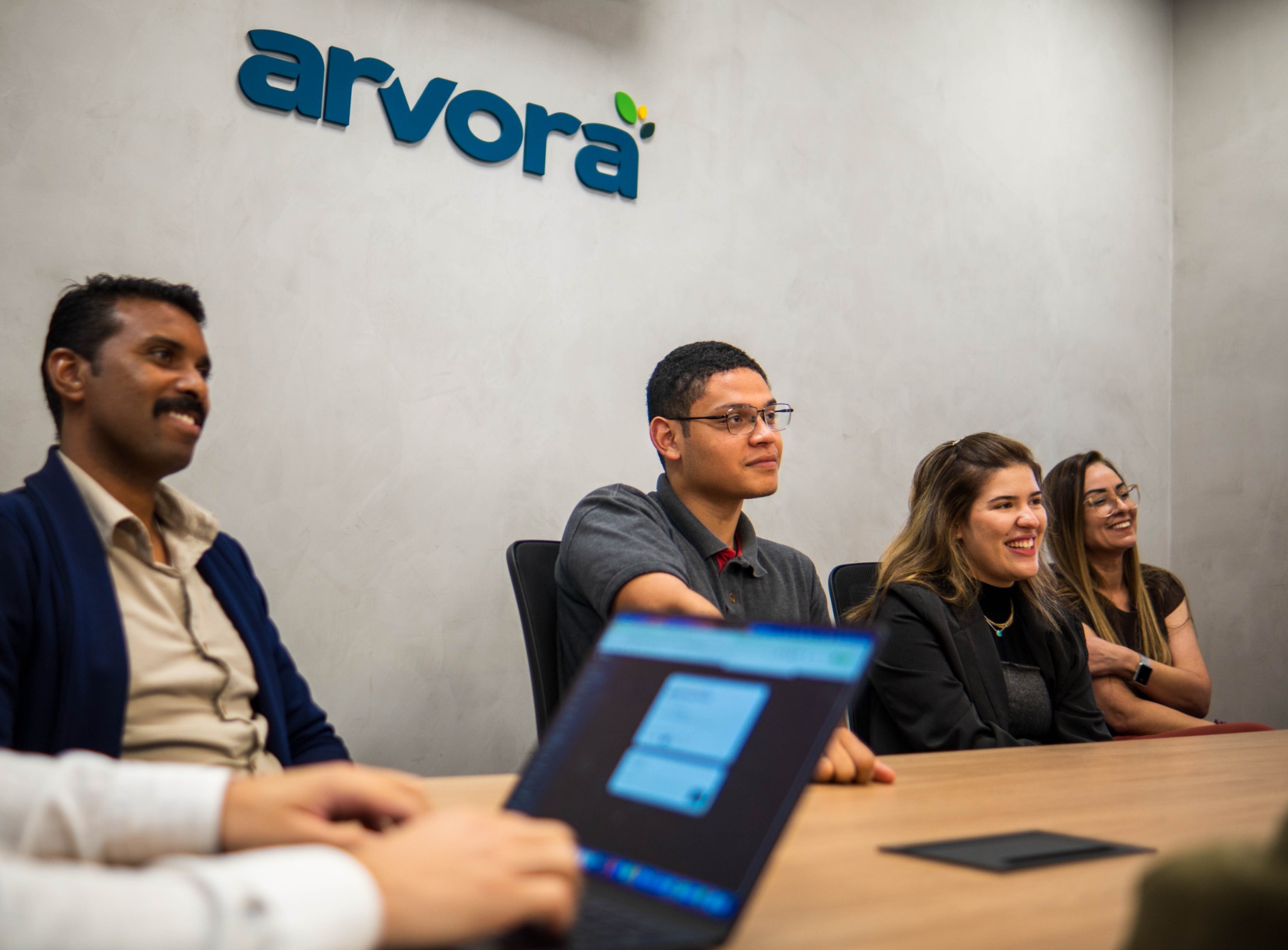 Equipe Arvora durante reunião de trabalho